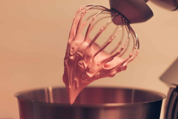 Quels critères pour choisir un batteur à main avec accessoires multiples pour des préparations variées?