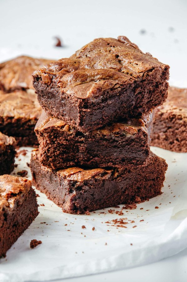 Quelle est la technique pour faire des brownies au chocolat blanc et noix de macadamia ?