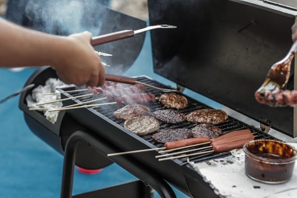 Barbecue charbon avec couvercle : les modèles incontournables